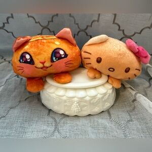 Cookeez Makery Baked Treatz Scented cat Cinnamon Roll and Hello Kitty Plush